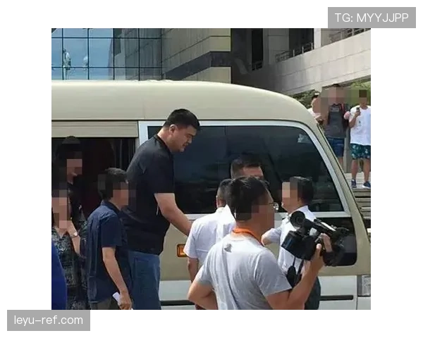 刷到姚明近照，随手坐在街边那一瞬儿像皇室休假